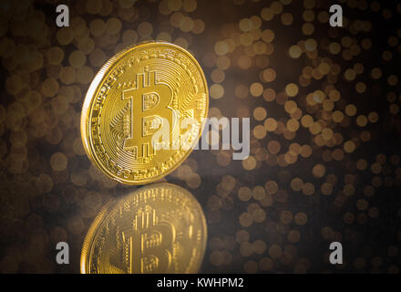 Cryptocurrency fisico bitcoin colorati delle monete in euro. Golden bitcoin con sfondo bokeh di fondo. Foto Stock