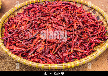 Peperoncino essiccato i peperoni in cestello, vista dall'alto del Thai secchi peperoncino rosso sul tavolo di legno sfondo Foto Stock