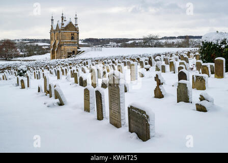 Oriente Banqueting House e Saint James sagrato nella neve in dicembre. Chipping Campden, Cotswolds, Gloucestershire, Inghilterra Foto Stock