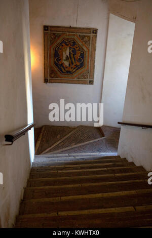 La scala verso il basso per le cantine, Palazzo Ricci, Montepulciano, Toscana, Italia casa per i vini della Cantina del Redi Foto Stock
