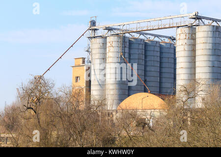 Archeologia industriale lungo il fiume Sile. Vecchia fabbrica abbandonata. Punto di riferimento italiano Foto Stock