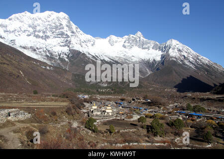 Montagna di neve Il Manaslu e il villaggio Samagoon in Nepal Foto Stock