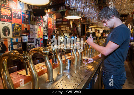 Barista disegno progetto belga della birra in vetro in fiammingo Rock café Circus nella città di Gand, Fiandre Orientali, Belgio Foto Stock