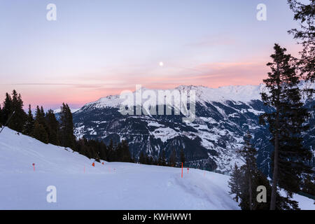 Una pendenza in località sciistica Serfaus Fiss, in posizione Ladis con cielo rosa e la luna al di sopra Foto Stock