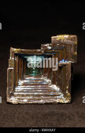 Foto macro di bismuto metallico Crystal, visualizzazione colorata rifrazione iridescente e la scala di struttura. Geologia, chimica, astratta. Devon, Regno Unito 2018 Foto Stock