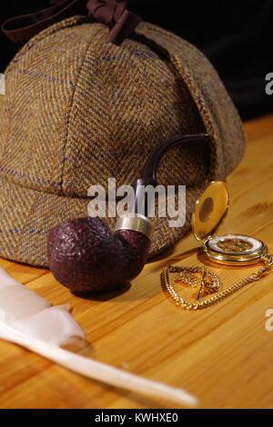 "Sherlock Holmes' ancora vita gli effetti personali; Deer Stalker Hat, tubo di fumo, oro orologio da tasca e il cappello del cigno. Exeter Devon, Regno Unito. Gennaio, 2017. Foto Stock