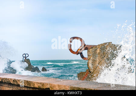 La scultura "Il pettine del Vento" con il gigante scenic onde all'estremità occidentale della baia nel Paese Basco di Spagna. Foto Stock