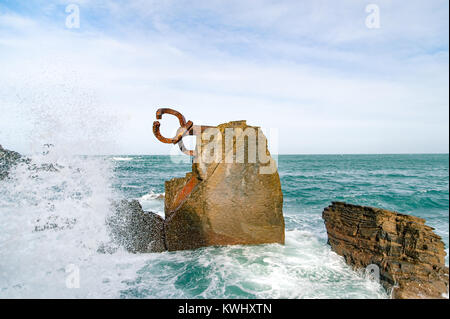 La scultura "Il pettine del Vento" con il gigante scenic onde all'estremità occidentale della baia nel Paese Basco di Spagna. Foto Stock