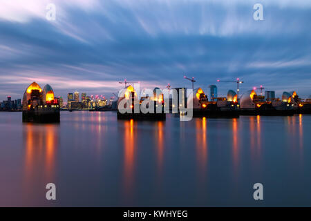 Fotografie con lunghi tempi di esposizione, Thames Barrier e da Canary Wharf a Londra Foto Stock