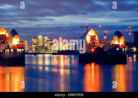 Fotografie con lunghi tempi di esposizione, Thames Barrier e da Canary Wharf a Londra Foto Stock