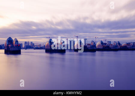 Fotografie con lunghi tempi di esposizione, Thames Barrier e da Canary Wharf a Londra durante il tramonto Foto Stock