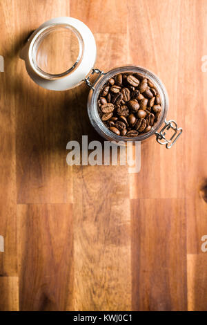 Chicchi di caffè tostati in barattolo. Foto Stock