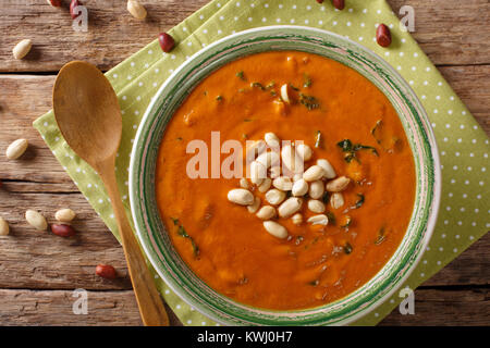 Africa occidentale zuppa di arachidi con kale closeup su una piastra su un tavolo. parte superiore orizzontale vista da sopra Foto Stock