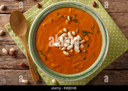 Vegetariano West African zuppa di arachidi close-up in una piastra. sul tavolo. parte superiore orizzontale vista da sopra Foto Stock