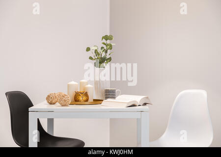 Home interno con semplice bianco tavolo e due sedie Foto Stock