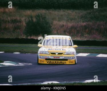 John Cleland nella sua Vauxhall Vectra, British Touring Car meeting, Oulton Park 11 Ago 1996 Foto Stock