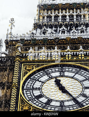 Close-up di Big Ben orologio nella neve Foto Stock