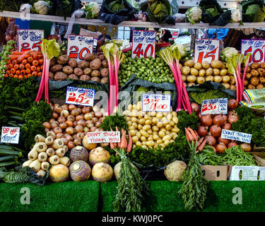 La frutta e la verdura in stallo sul mercato di Portobello Road Foto Stock