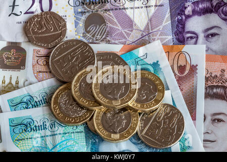 Close up della valuta britannica , £10 pound note £20 nota e di £ 1 monete e altri modifica assortiti. Foto Stock
