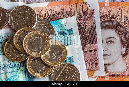 Close up della valuta britannica , £10 pound note £20 nota e di £ 1 monete e altri modifica assortiti. Foto Stock