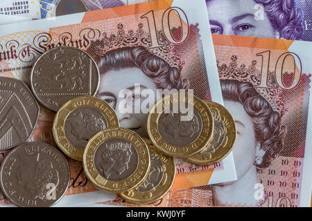 Close up della valuta britannica , £10 pound note £20 nota e di £ 1 monete e altri modifica assortiti. Foto Stock
