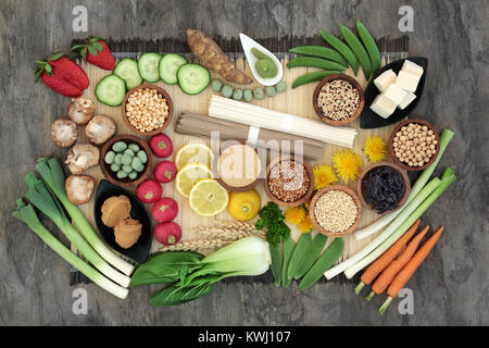 Macrobiotica health food concept con soba e udon tagliatelle, wasabi e la pasta di miso e tofu, verdure, legumi, cereali e alghe. Foto Stock