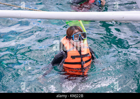 Il Boracay Island, Filippine - 18 Novembre 2017 : giovane donna lo snorkeling in un mare tropicale Foto Stock