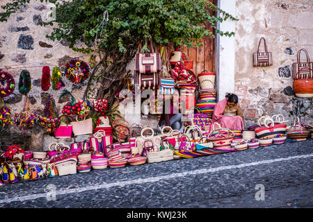 Un fornitore vende souvenir per i turisti di fronte a una casa coloniale in Taxco de Alarcón, Guerrero Membro, Messico Foto Stock