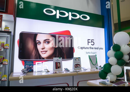 Cinese Oppo telefoni cellulari venduti da uno stallo entro SM City,Cebu, Filippine Foto Stock