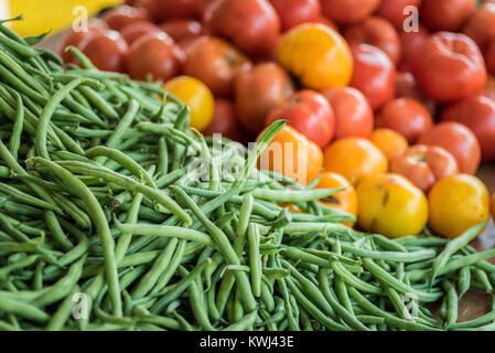 Farm stand tabella con verde biologico beens e freschi pomodori raccolti Foto Stock