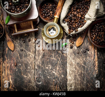 Sfondo di caffè. Il caffè fresco con fagioli. Su uno sfondo di legno. Foto Stock