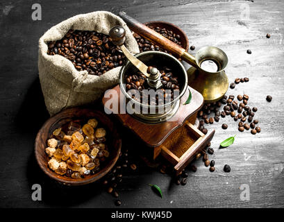 Caffè saldati in un bagno turco con una smerigliatrice a mano. Sulla lavagna. Foto Stock