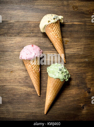 Diversi gelato di frutta in coppette di cialda. Su un tavolo di legno. Foto Stock