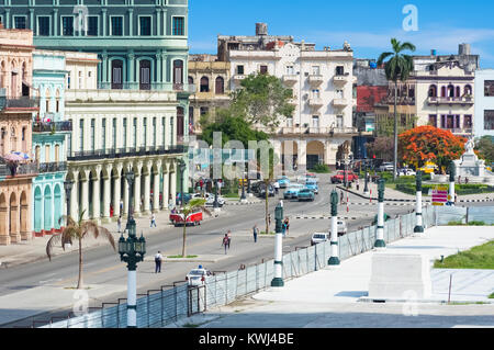 La vita di strada vista sulla strada principale con American Classic Cars in Havana Cuba - Serie Cuba Reportage Foto Stock