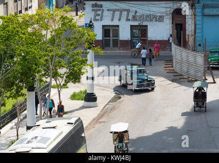 L'Avana, Cuba - Giugno 27, 2017: angolo alto la vita di strada vista con nero americano Plymouth classic car nella città dell'Avana Cuba - Serie Cuba Reportage Foto Stock