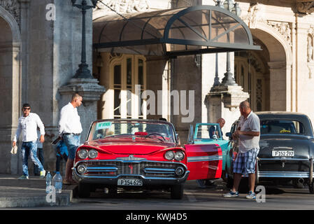 L'Avana, Cuba - Giugno 27, 2017: American rosso convertibili Dodoge classico auto parcheggiate sulla strada principale ed è offerto in vendita nella città dell'Avana Cuba - Seri Foto Stock