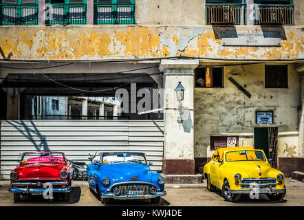 L'Avana, Cuba - Giugno 27, 2017: HDR - American rosso, blu, giallo desto, Buick un Chevrolet cabriolet classiche auto parcheggiata schierate nella città dell'Avana Cuba Foto Stock