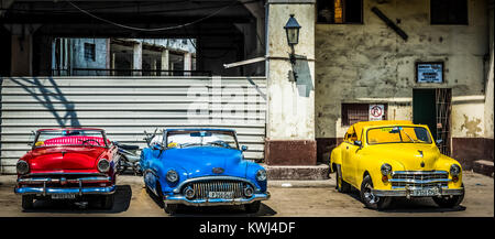 L'Avana, Cuba - Giugno 27, 2017: HDR - American rosso, blu, giallo desto, Buick un Chevrolet cabriolet classiche auto parcheggiata schierate nella città dell'Avana Cuba Foto Stock