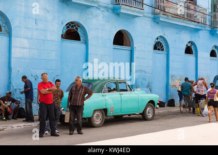 Santa Clara, Cuba - Giugno 23, 2017: uomo cubano ripara il suo blu vintage Buick auto presso la stazione di gas in Santa Clara Cuba - Serie Cuba Reportage Foto Stock