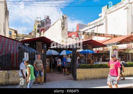 L'Avana, Cuba - Giugno 27, 2017: cubano mercato regalo con popoli cubano per i turisti in Havana Cuba Foto Stock