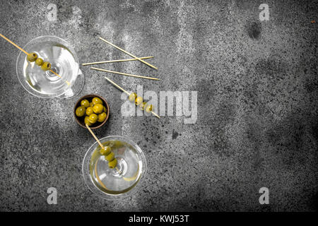 Martini con le olive. Su uno sfondo rustico. Foto Stock