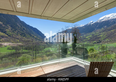 Terrazza di una moderna casa di montagna, Vista panoramica Foto Stock