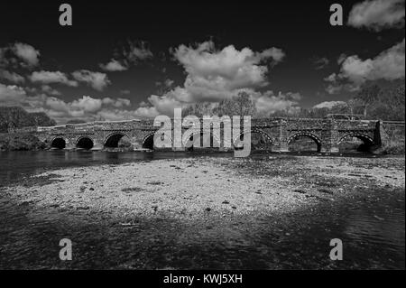 Mulino Bianco Bridge, Sturminster Marshall, Dorset, Regno Unito, 17 aprile 2012. Ghiaia il letto del fiume esposti a causa di bassi livelli di fiume. Foto Stock