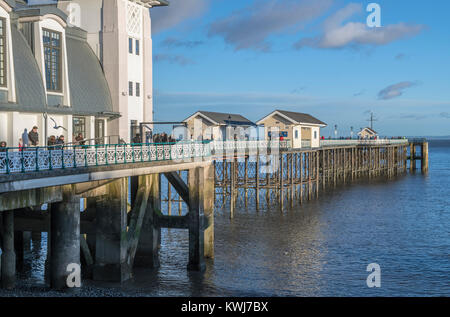 Penarth Pier in una fredda giornata invernale dicembre Galles del Sud Foto Stock