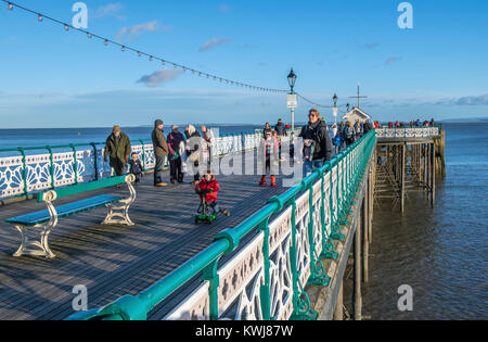 Penarth Pier in una fredda giornata invernale dicembre Galles del Sud Foto Stock