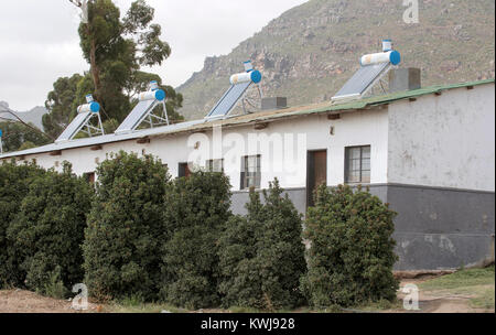 Reibeek Ovest in Swartland regione del Western Cape in Sud Africa. Dicembre 2017. I lavoratori agricoli case con pannelli solari sul tetto. Foto Stock