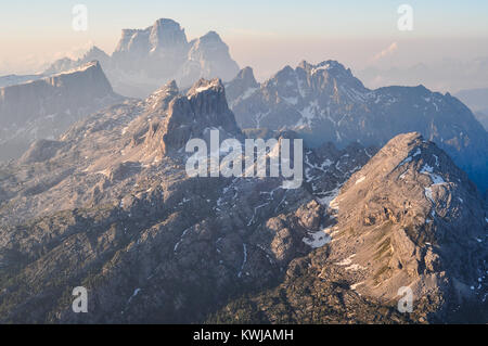 Vista dal Rifugio Lagazuoi, pietra calcarea erosa di montagne dolomitiche, vicino a Cortina d'Ampezzo, Italia. Foto Stock