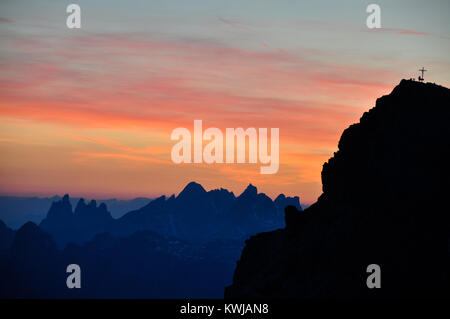 Vista al tramonto dal Rifugio Lagazuoi , montagne dolomitiche, Italia. Foto Stock