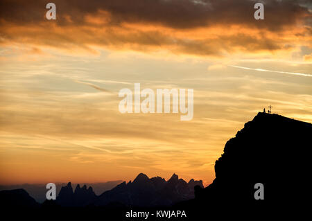 Vista al tramonto dal Rifugio Lagazuoi , montagne dolomitiche, Italia. Foto Stock