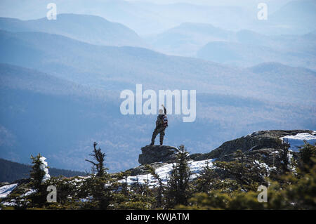 Escursionista solitario prende in vista sud da Mt. Mansfield, il punto più alto nel Vermont, USA, New England, Stowe, VT, montagne verdi. Foto Stock